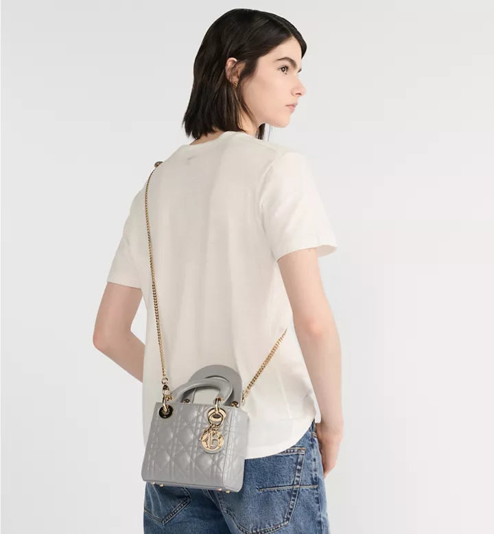 Sac Ladÿ Dior Mini
Cuir d'agneau Cannage perlé gris opalin