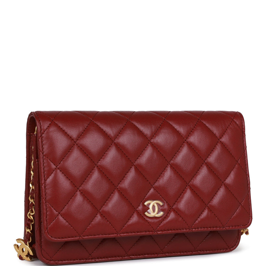 Portefeuille Chanel « Wallet on Chain » (WOC) bordeaux et attributs dorés