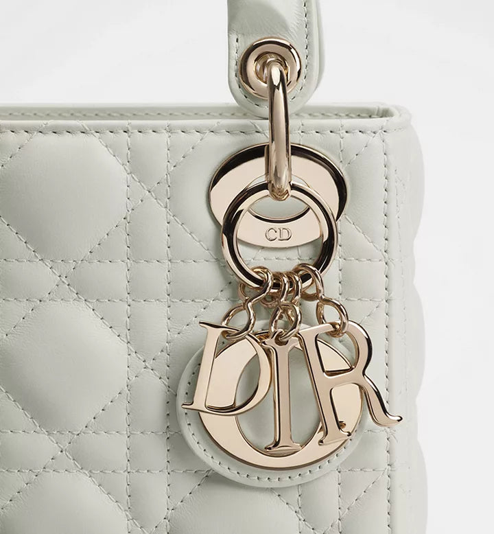 Sac Lady Dior Mini
Cuir d'agneau Cannage couleur latte
