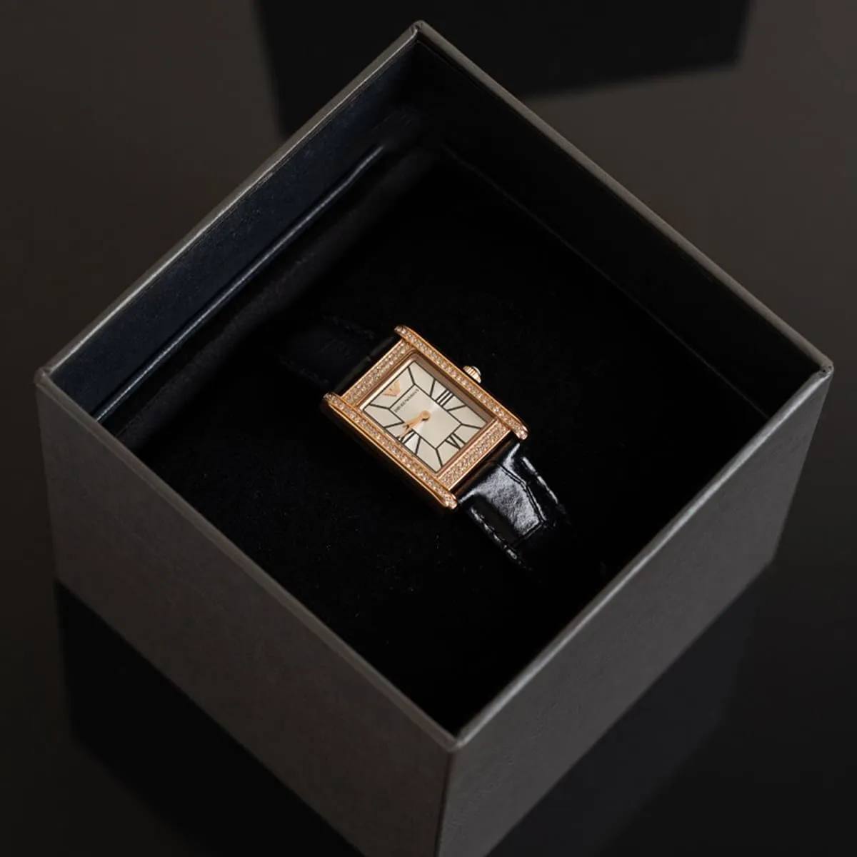 Emporio Armani Montre à deux aiguilles en cuir noir