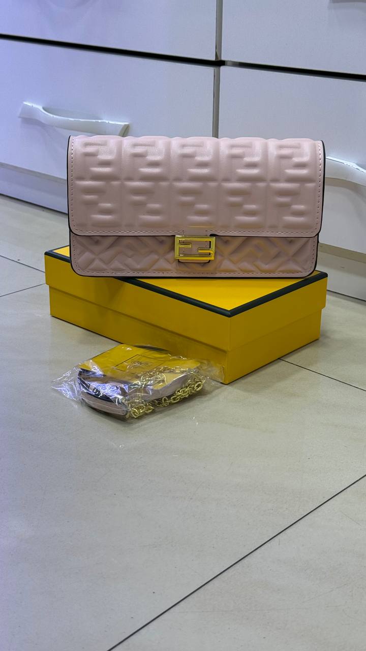 FÊNDÎ 
portefeuille continental à bride en chaîne