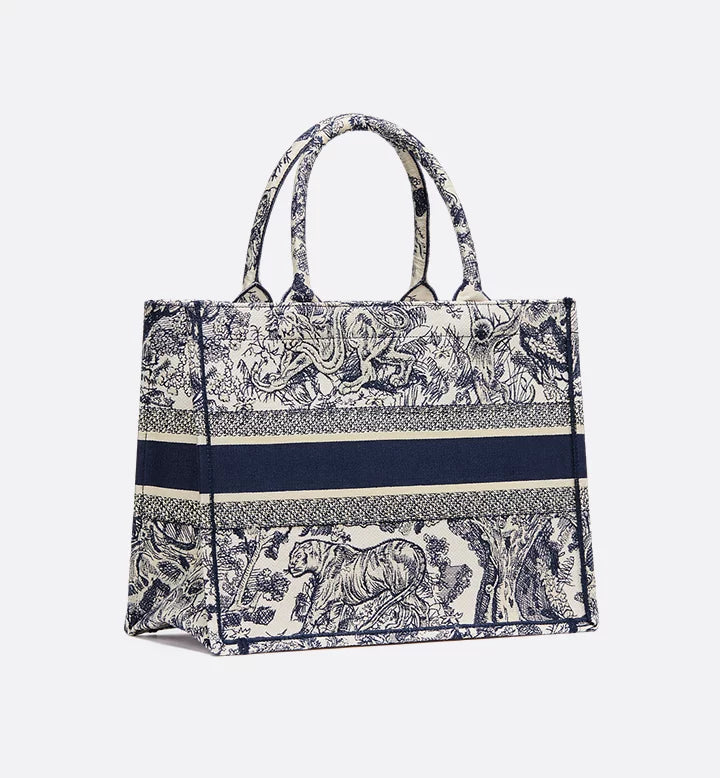 Sac Diôr Book Tote Medium
Broderie Toile de Jouy écrue et bleue