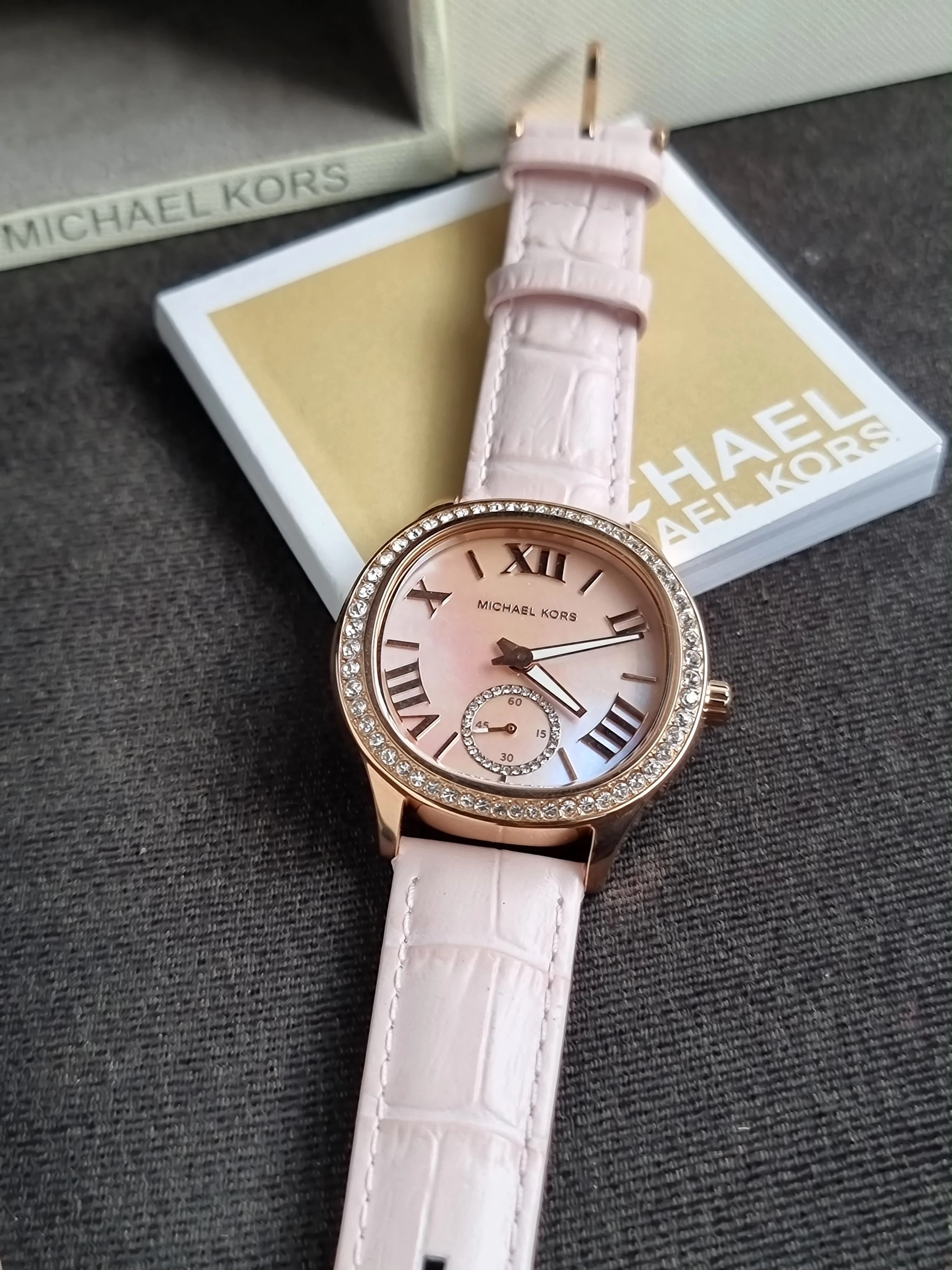 MK Montre Sage pavée de cristaux et de couleur or rose, avec bracelet en cuir gaufré effet crocodile