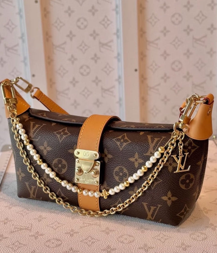 LV Pochette Mia