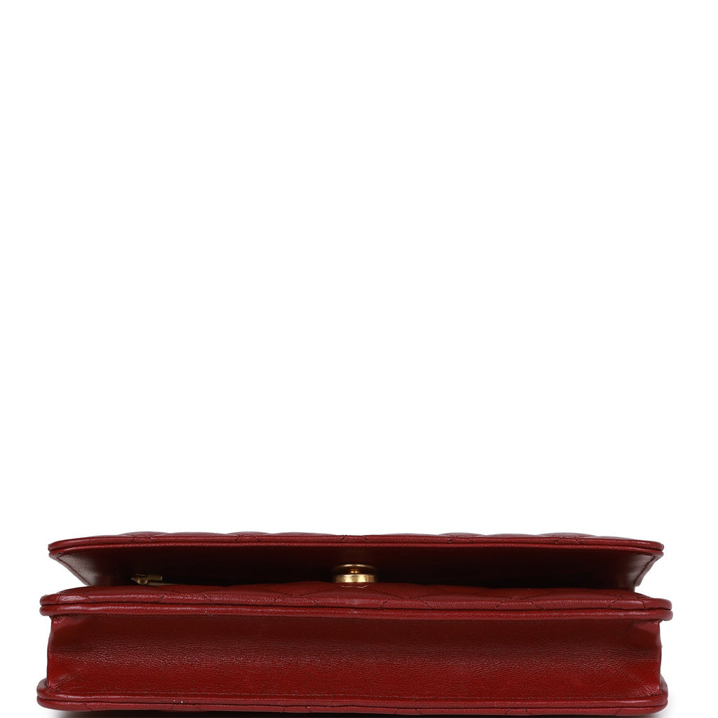 Portefeuille Chanel « Wallet on Chain » (WOC) bordeaux et attributs dorés
