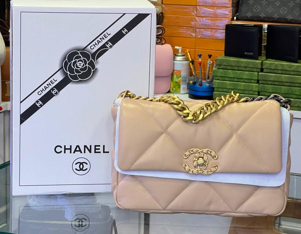 Chanel Sac à rabat Chanel 19 modèle moyen en cuir d'agneau matelassé écru, bijouterie mixte, 2022