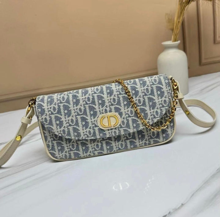Pochette Dior Miss Caro petite taille avec chaîne en chambray bleu Dior