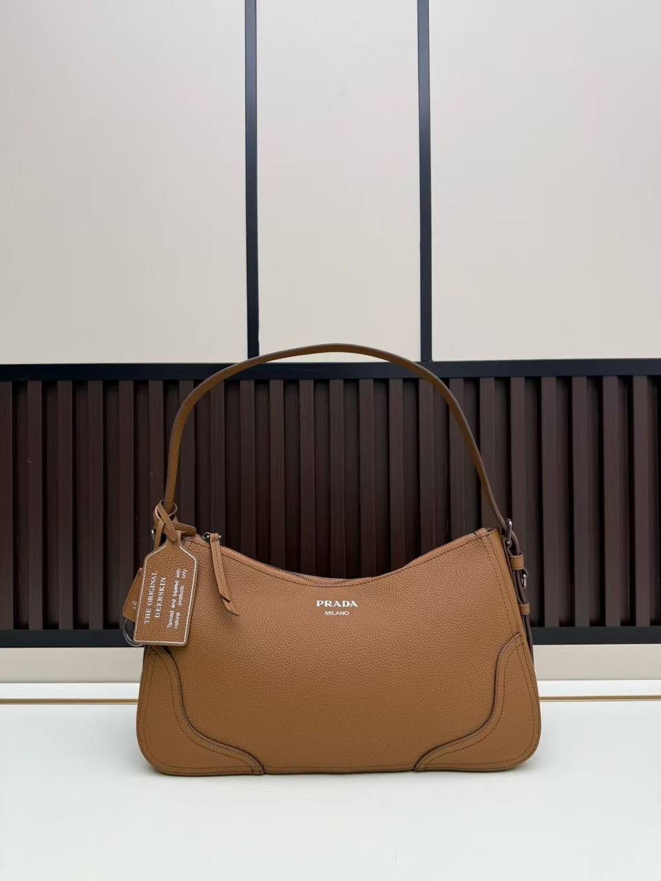 Grand sac porté épaule en cuir Prada Aimée