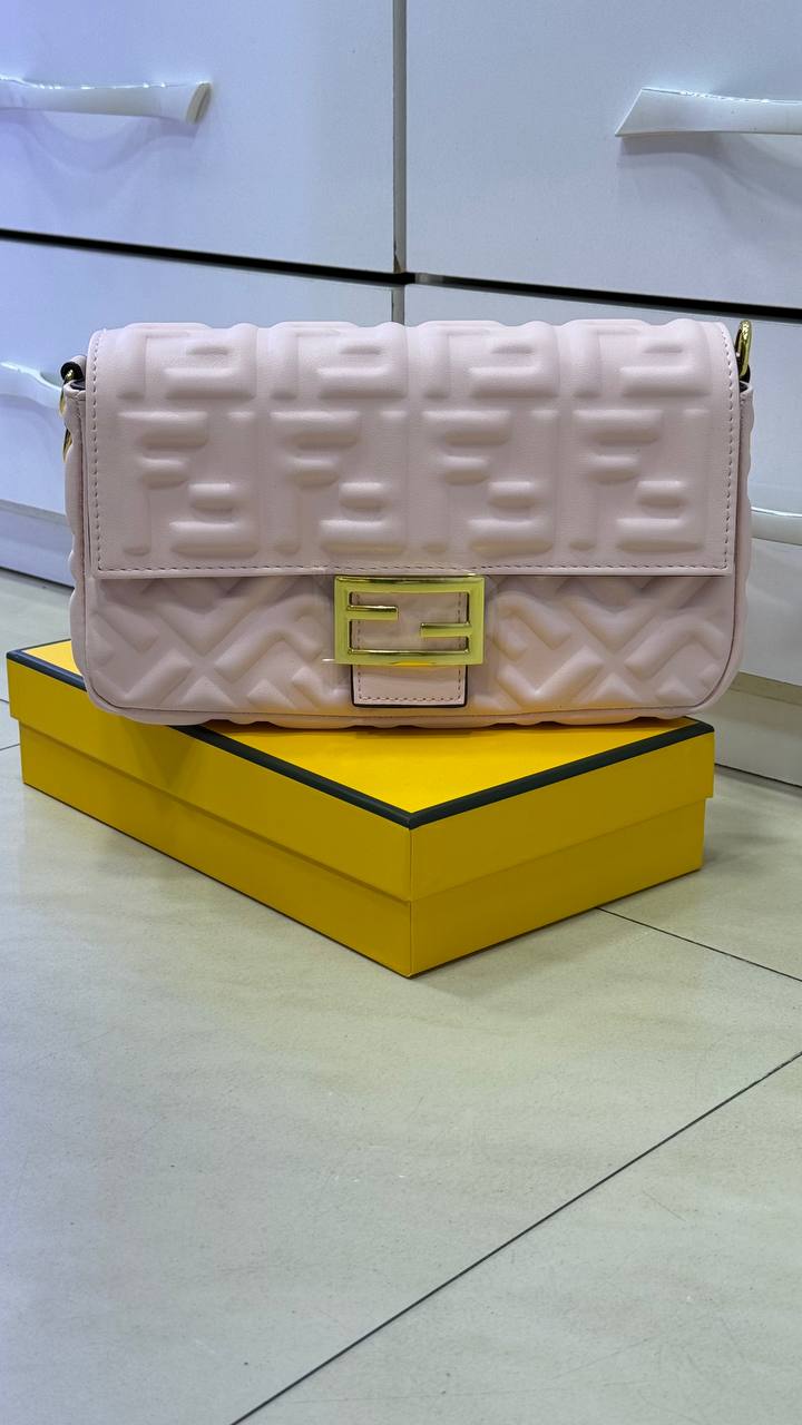 Fêndï Baguette
Sac nappa rose effet dégradé