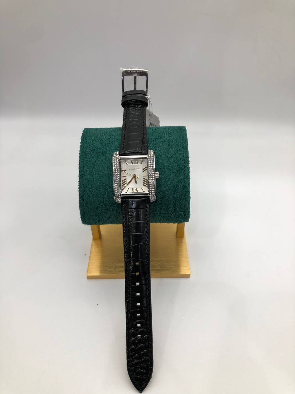 Mich@el Kors
Montre Emery miniature argentée à pavé et à bracelet en cuir