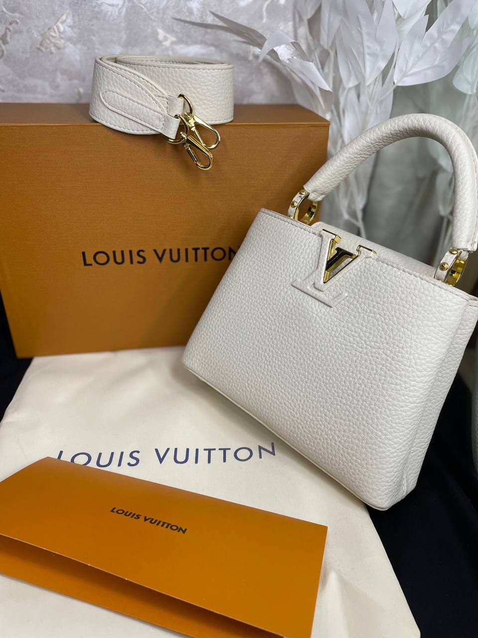 LV Sac Capucines BB En cuir