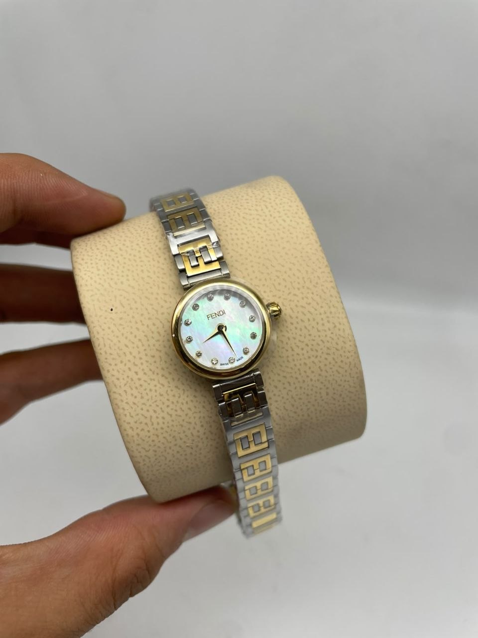 Montre Fendi pour femme argentée et dorée