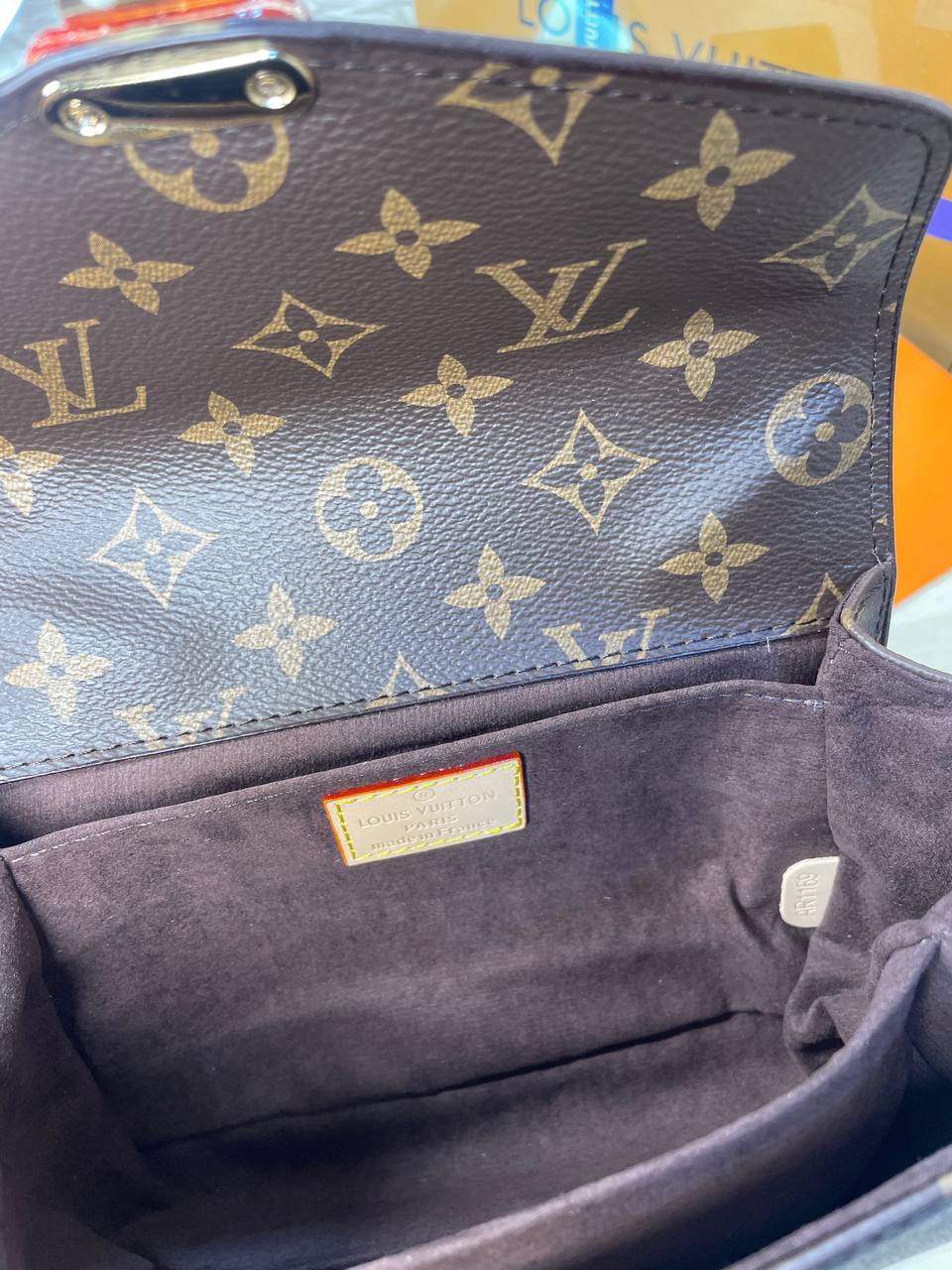 LV Pochette Métis East West En cuir