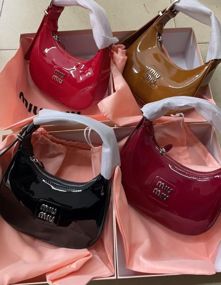MIÜ MIÛ Petit sac hobo verni