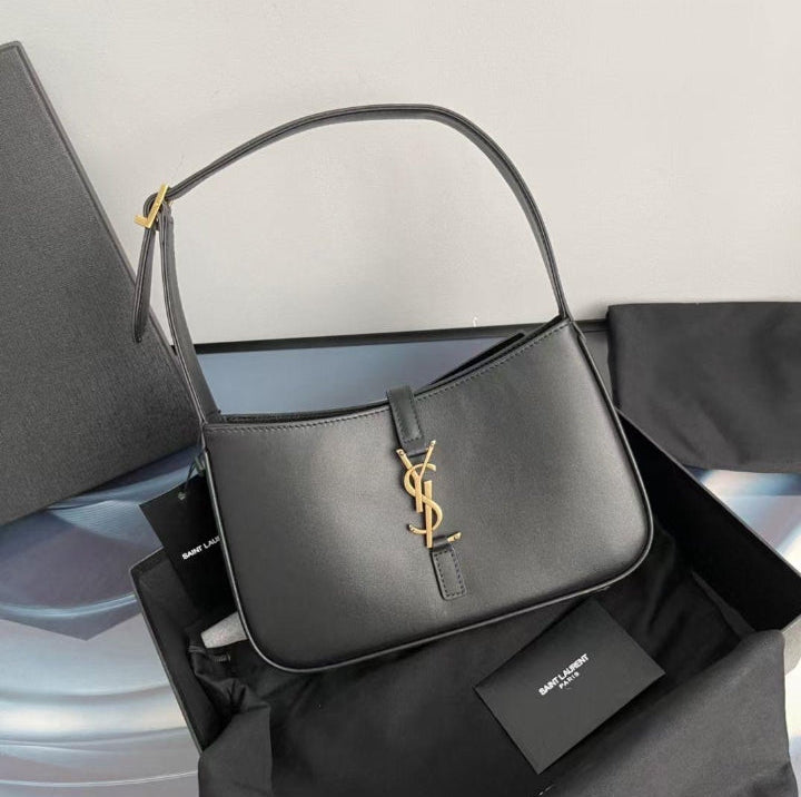 YSL LE 5 À 7 en cuir lisse NOIR