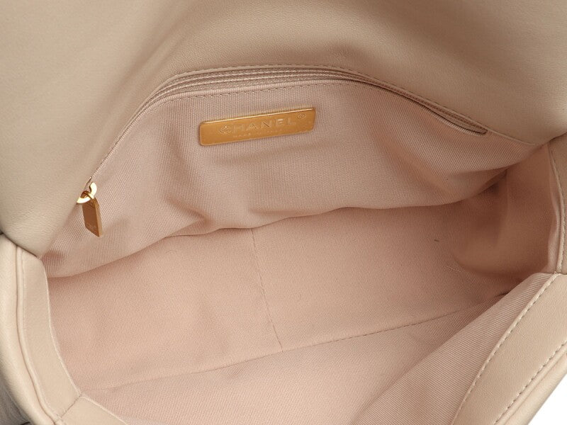 Chanel Sac à rabat Chanel 19 modèle moyen en cuir d'agneau matelassé écru, bijouterie mixte, 2022