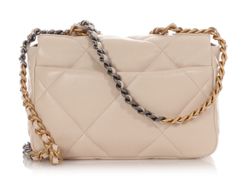 Chanel Sac à rabat Chanel 19 modèle moyen en cuir d'agneau matelassé écru, bijouterie mixte, 2022