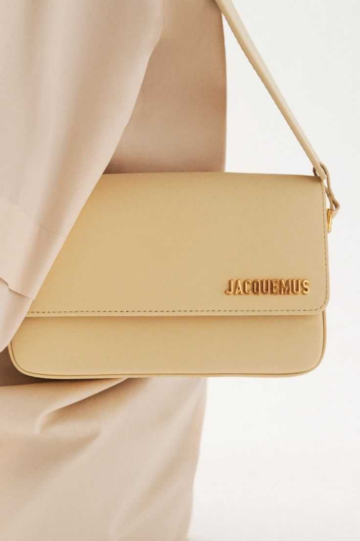 J@cquemus
Le Carinu leather shoulder bag