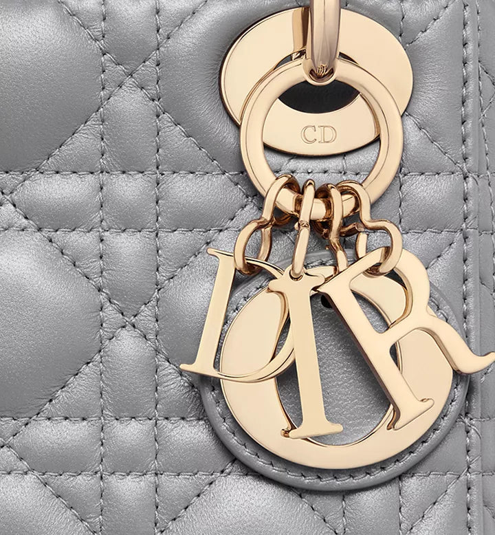Sac Ladÿ Dior Mini
Cuir d'agneau Cannage perlé gris opalin