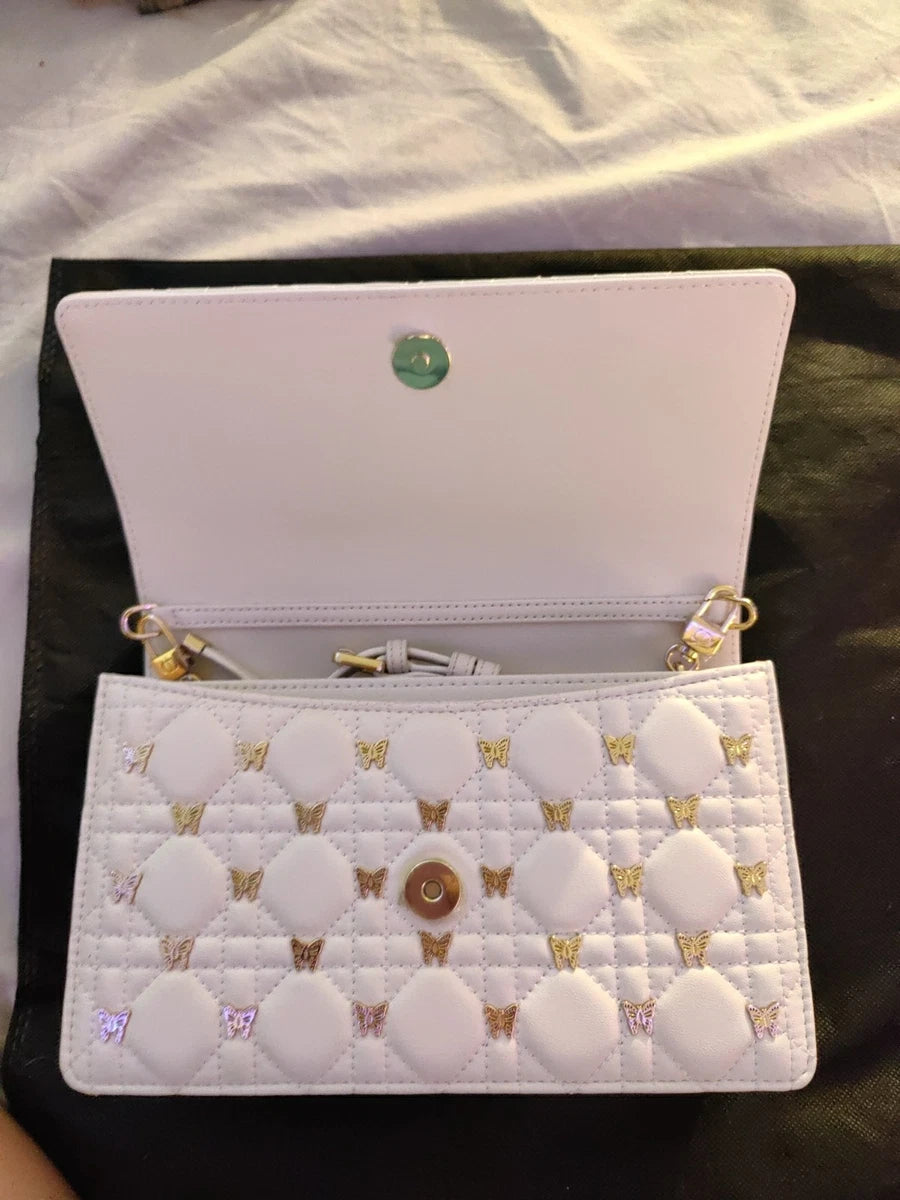 Mini sac My Diôr
d'agneau Cannage blanc et studs dorés Dior Cabinet de Curiosités