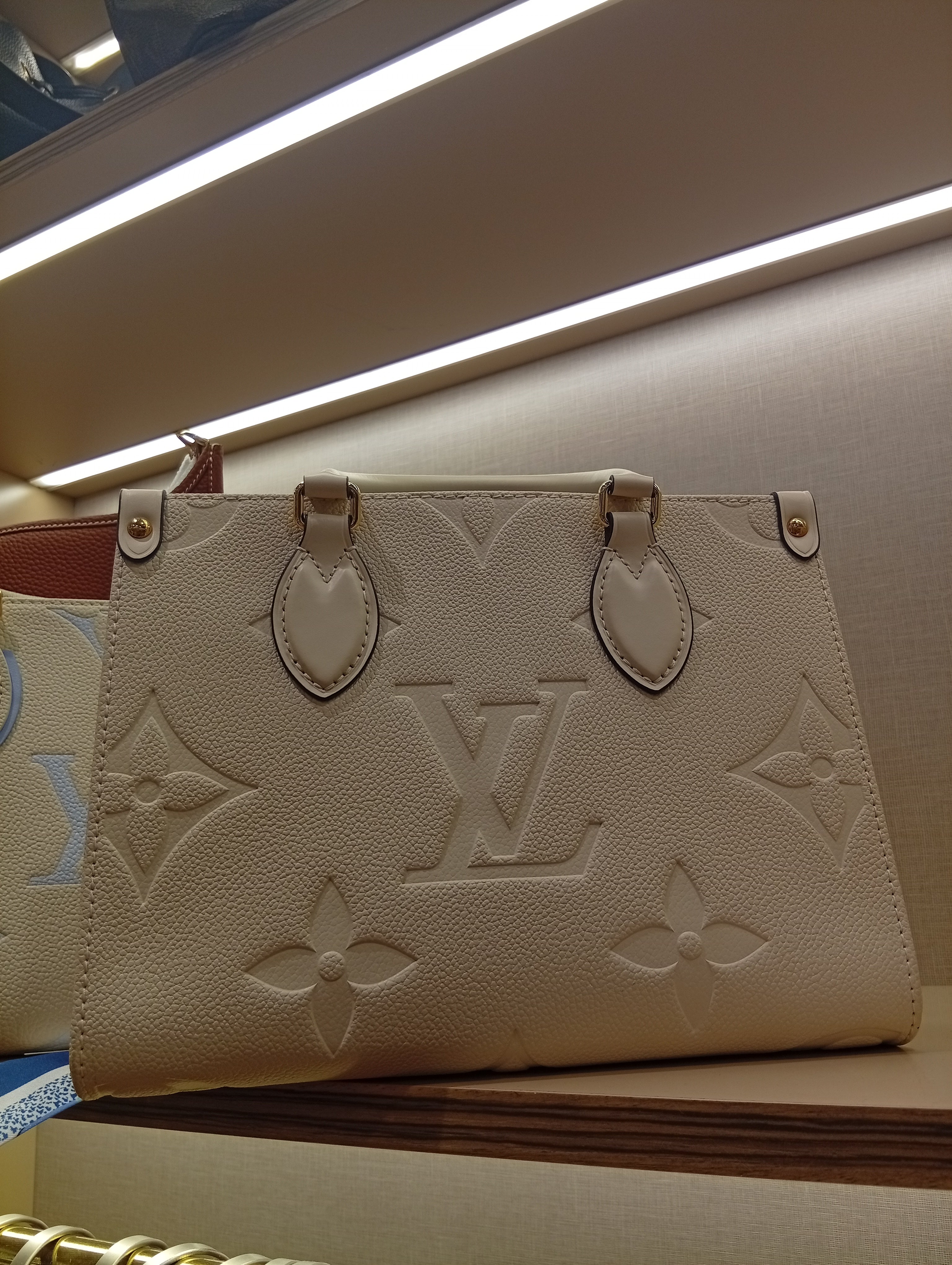 LV Cabas OnTheGo PM