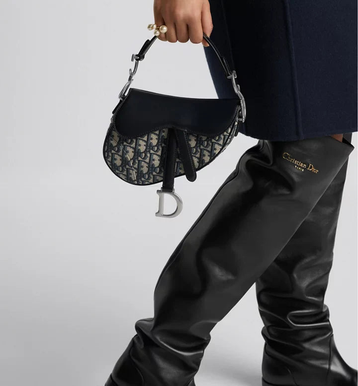 Sac Saddle Mini à bandoulière
Toile jacquard Diôr Oblique et cuir de veau lisse bleus