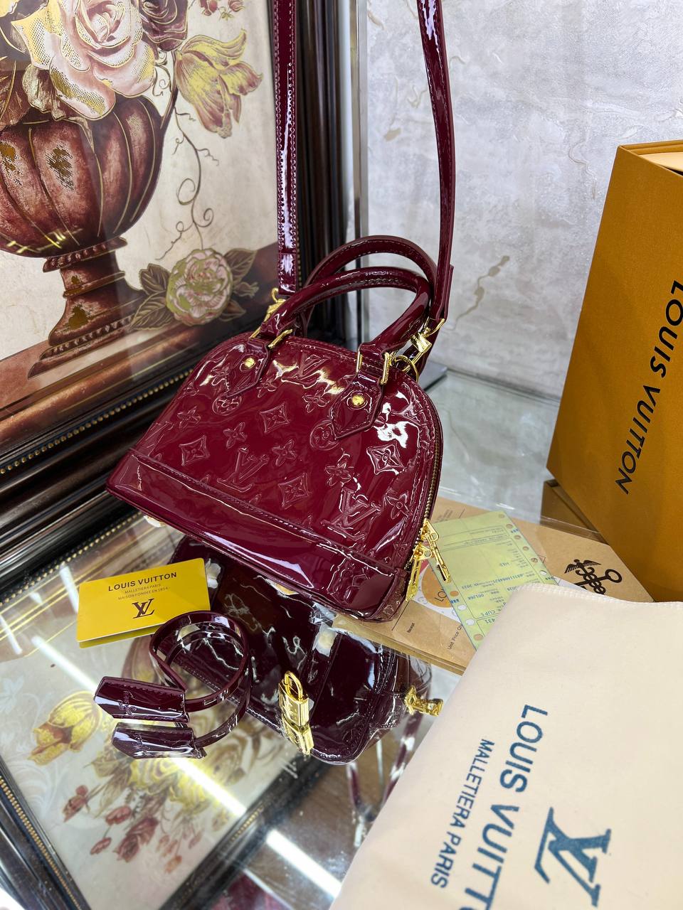LV 
sac cabas Alma BB à motif monogrammé