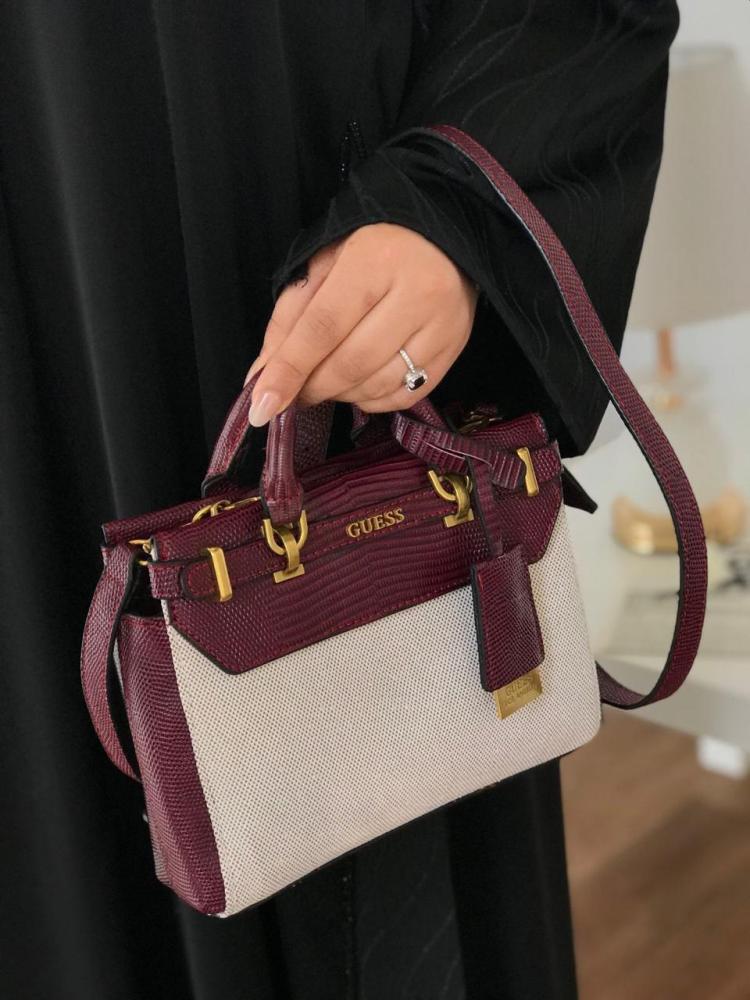 Gûess Bag  une élégance incomparable avec une touche de modernité