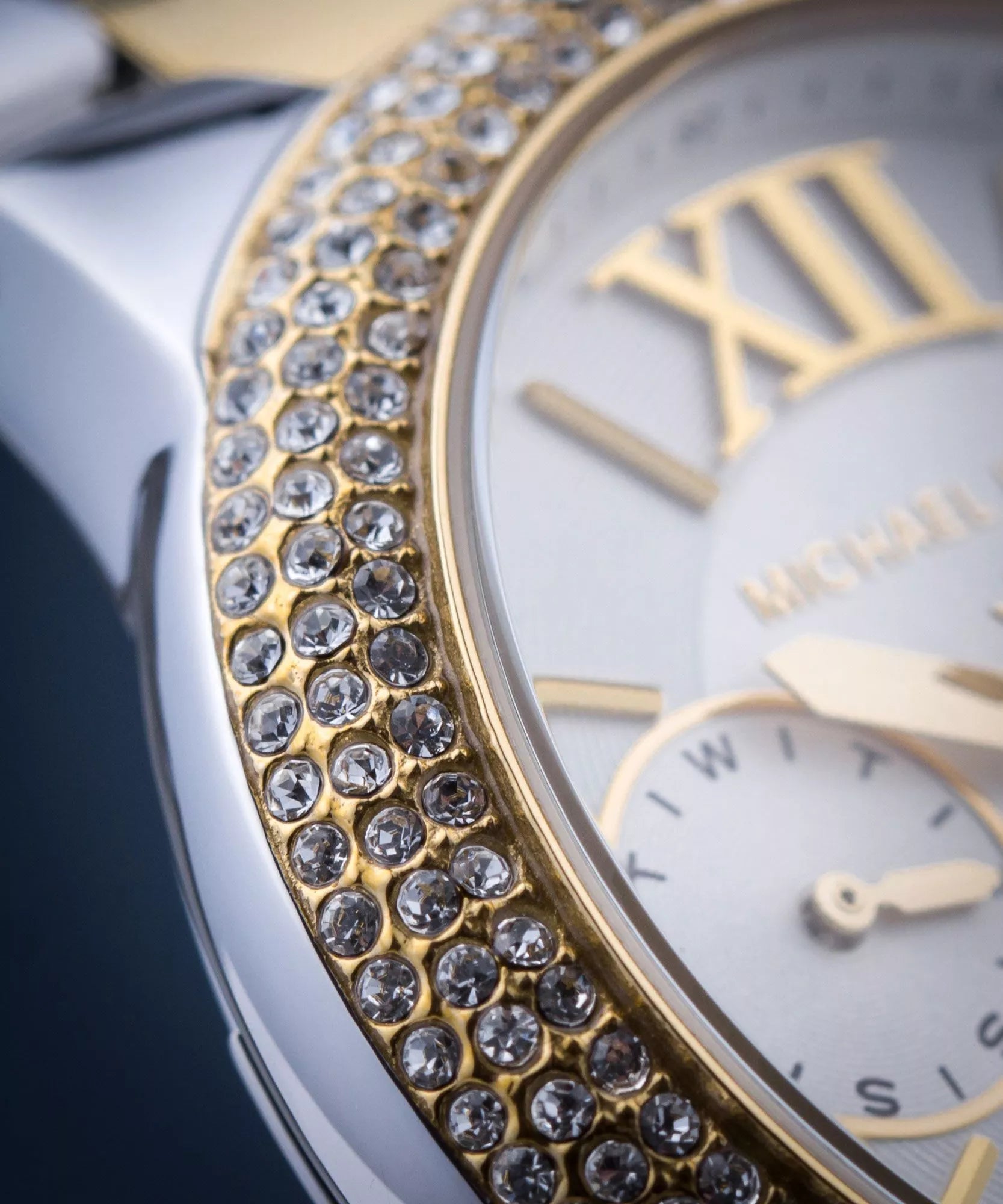 Mich@el Kors
Petite montre Camille bicolore avec pierres pavées