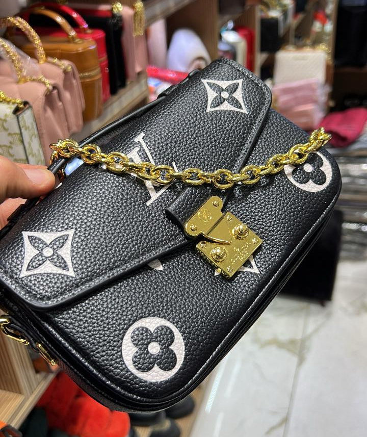 LV Pochette Métis East West
