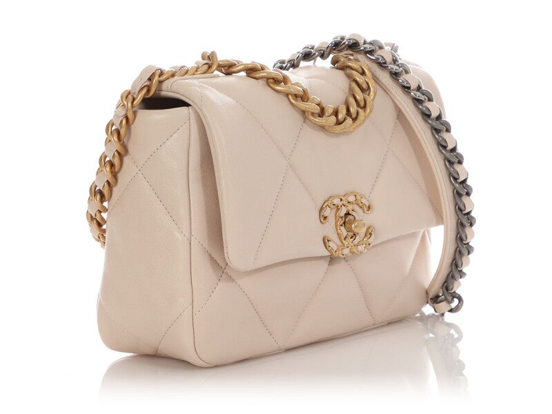 Chanel Sac à rabat Chanel 19 modèle moyen en cuir d'agneau matelassé écru, bijouterie mixte, 2022