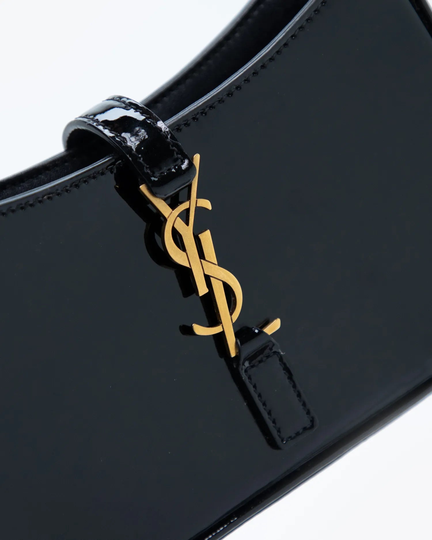S@int Laurent
Patent Le 5 A 7 Mini Hobo Bag