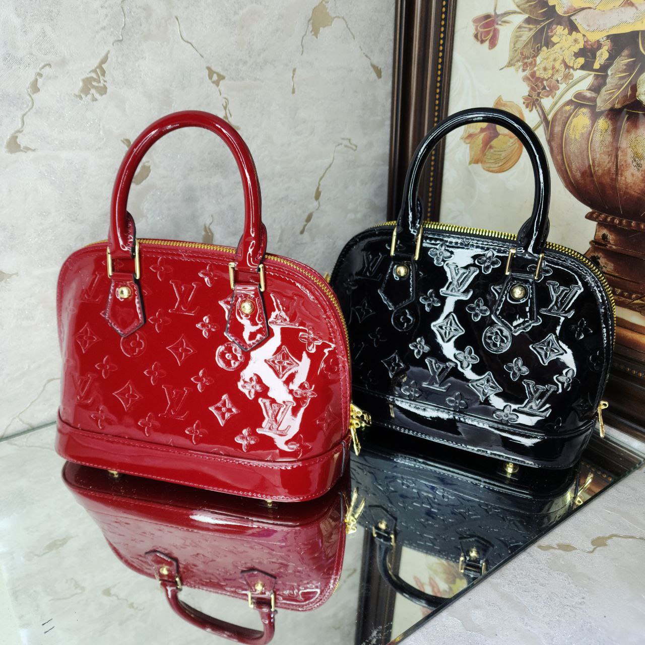LV 
sac cabas Alma BB à motif monogrammé
