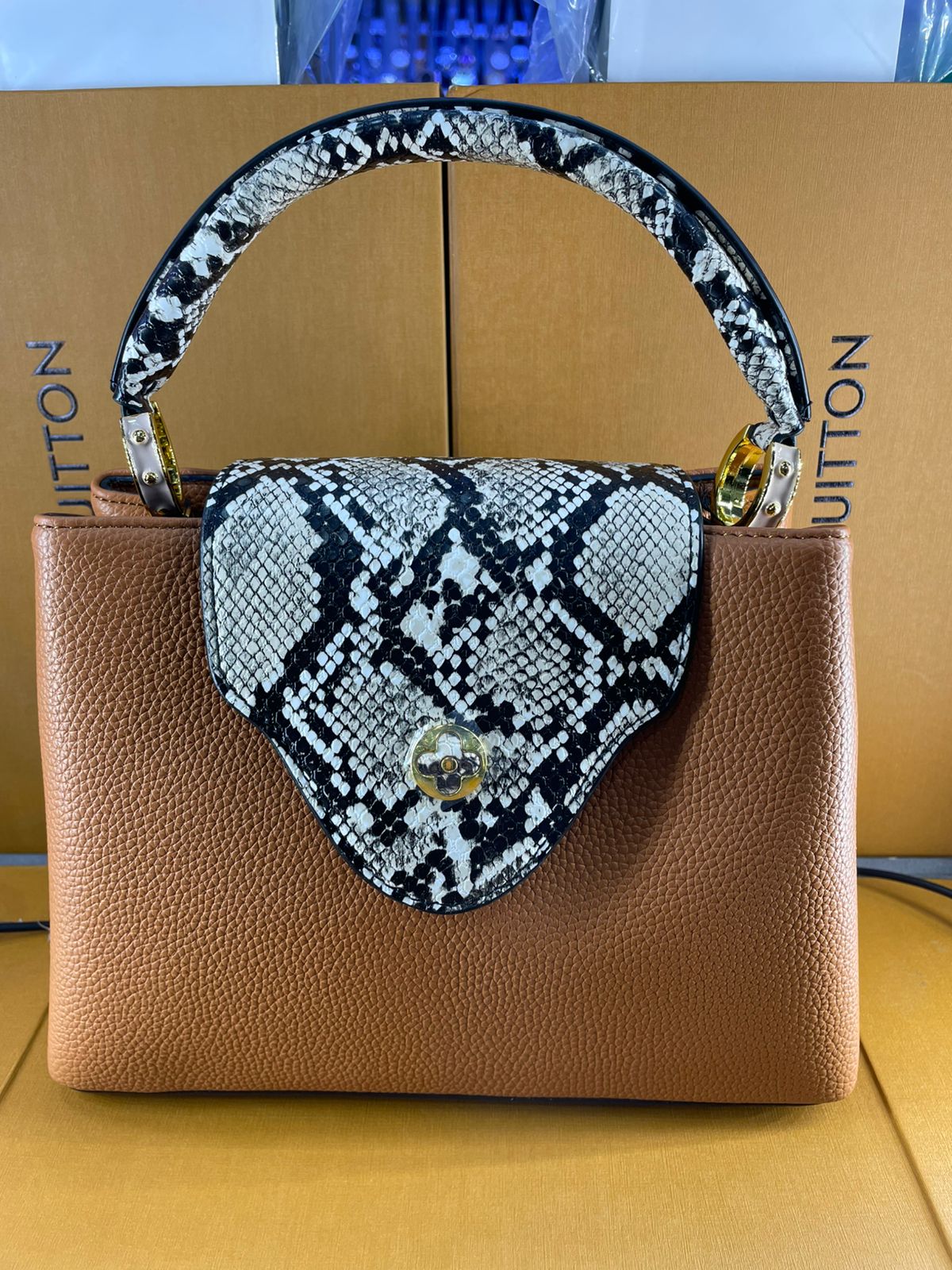 LV Sac à main Capucines 
Marron