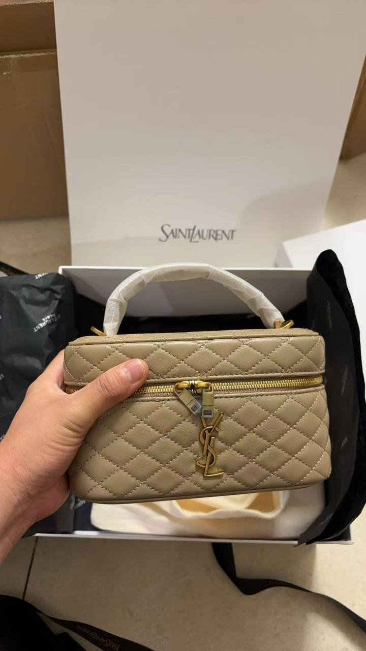 GABY VANITY EN CUIR D’AGNEAU
DK TOFFEE