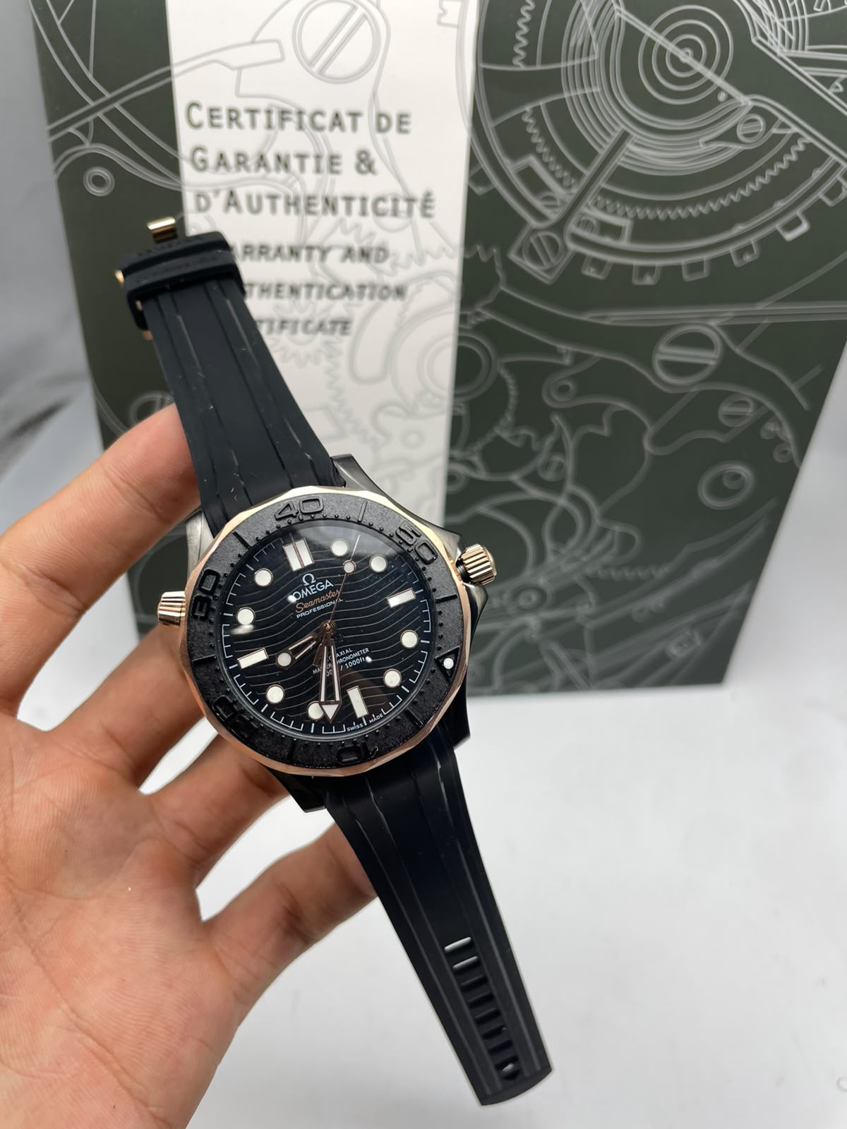Montre Omega Seamaster Diver 300 Co-Axial Master Chronometer Céramique et Or Sedna cadran noir bracelet caoutchouc noir 43,5 mm