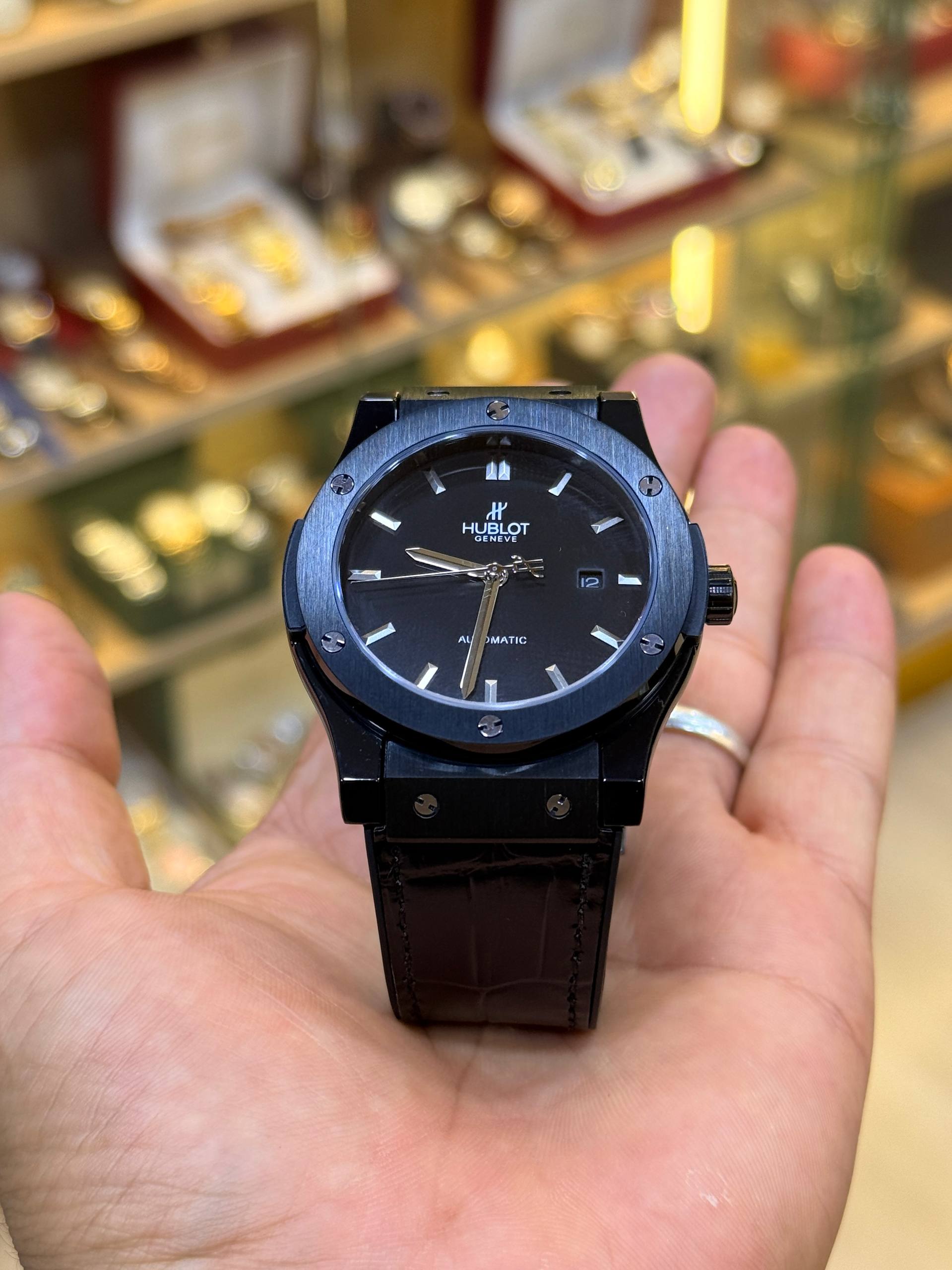 Montre Hublot Classic Fusion Black Magic automatique cadran noir bracelet caoutchouc noir 42 mm