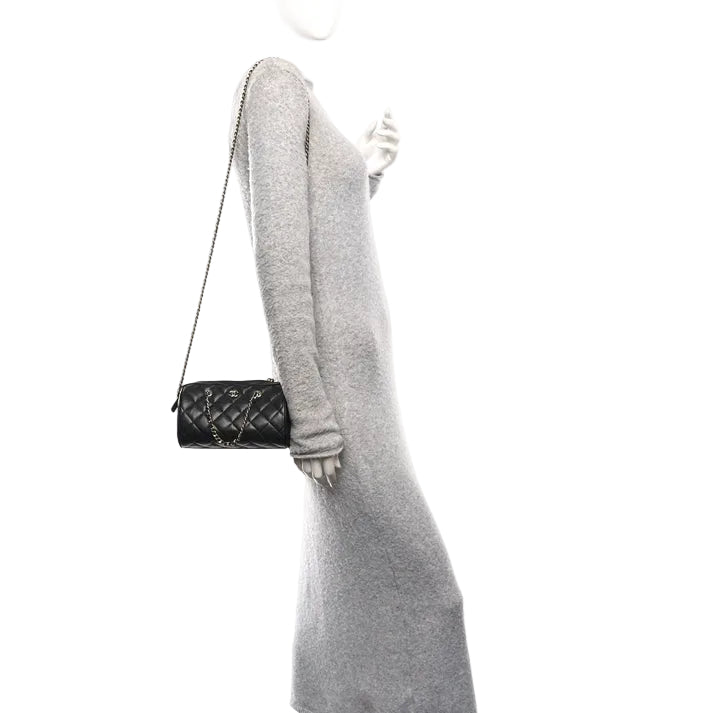 Chanel Pochette cylindrique matelassée Caviar avec chaîne, noire