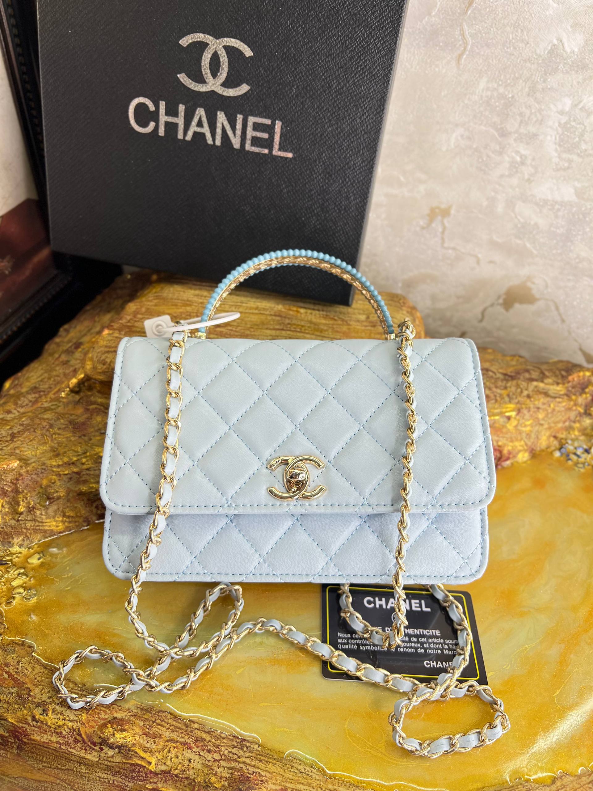 CH@NEL Petit sac à rabat avec anse supérieure,finitions métalliques dorées, blanc