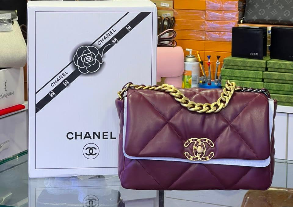 Chanel Sac à rabat « 19 » Medium en cuir d'agneau matelassé bordeaux