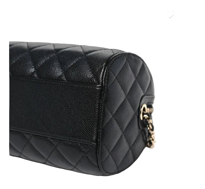 Chanel Pochette cylindrique matelassée Caviar avec chaîne, noire