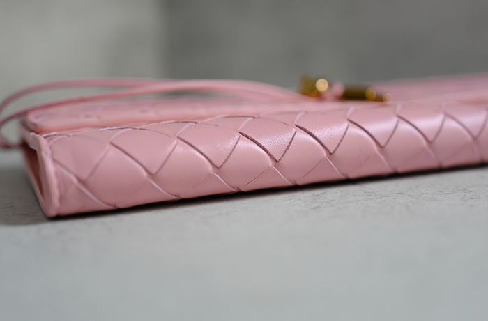 Bôttegã Vênetâ 
Long Andiamo Clutch