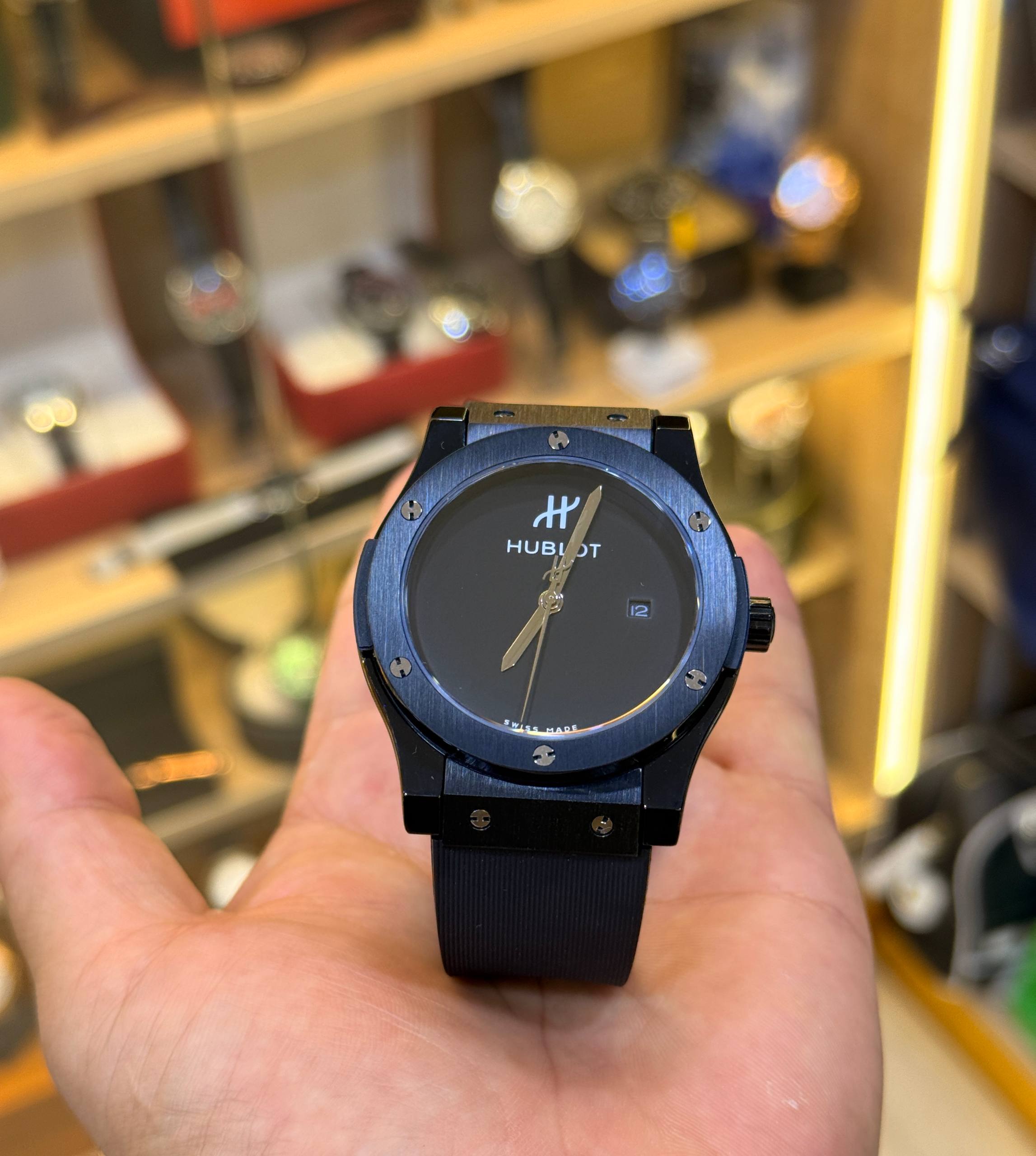 Montre Hublot Classic Fusion Black Magic automatique cadran noir bracelet caoutchouc noir 42 mm
