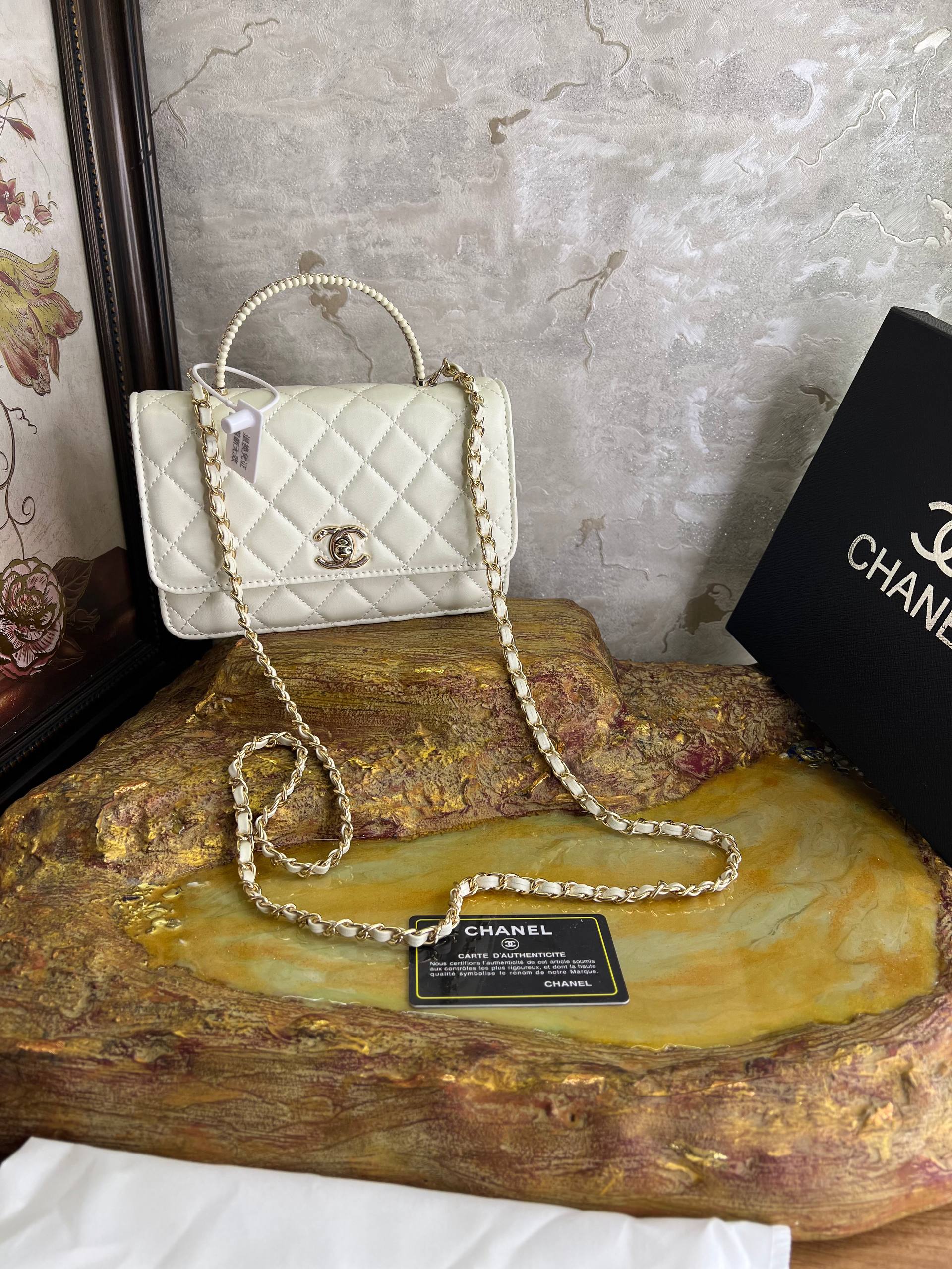 CH@NEL Petit sac à rabat avec anse supérieure,finitions métalliques dorées, blanc