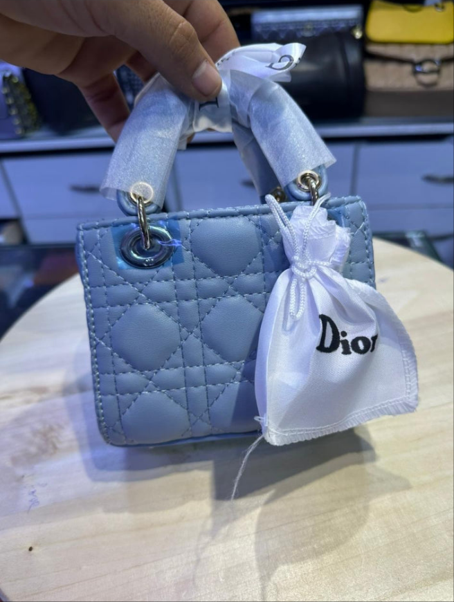 Micro sac Ladÿ Diôr 
d'agneau Cannage couleur cloud blue