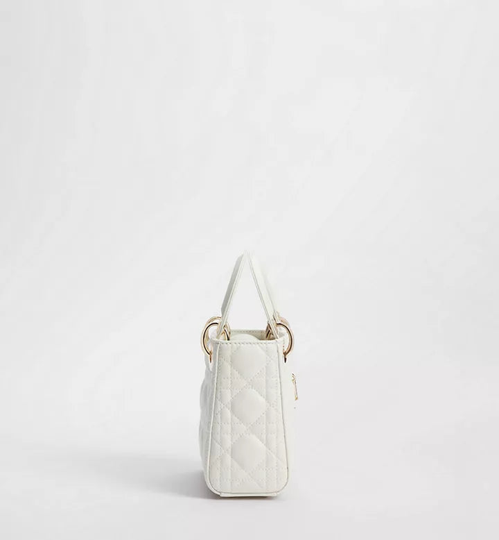 Sac Lady Dior Mini
Cuir d'agneau Cannage couleur latte