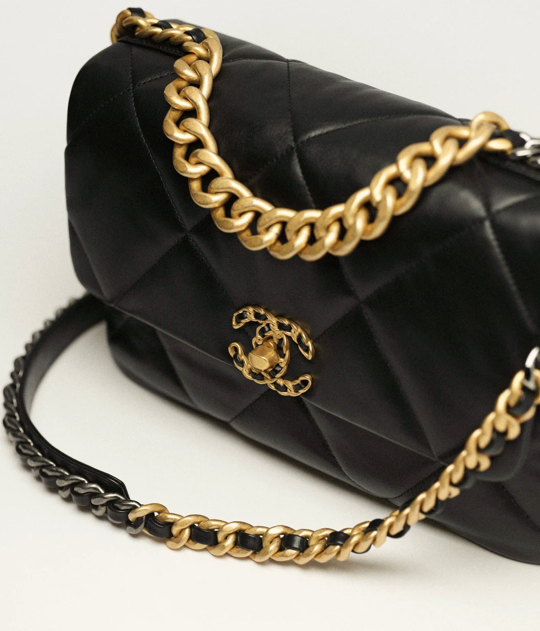 CHANEL
Sac bandoulière Chanel 19 en cuir matelassé noir