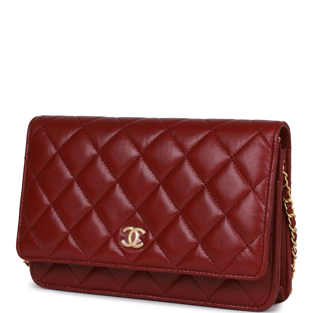 Portefeuille Chanel « Wallet on Chain » (WOC) bordeaux et attributs dorés