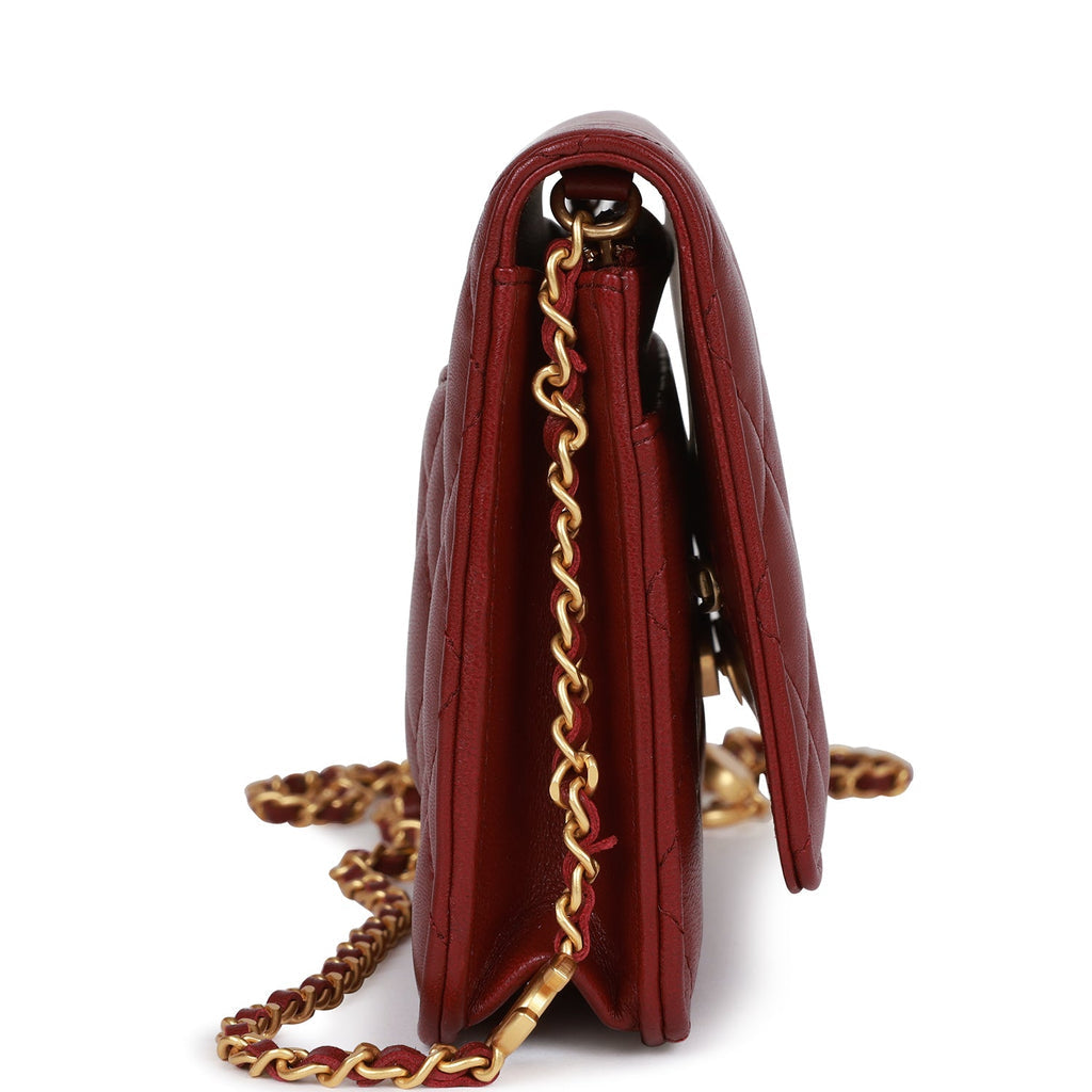 Portefeuille Chanel « Wallet on Chain » (WOC) bordeaux et attributs dorés