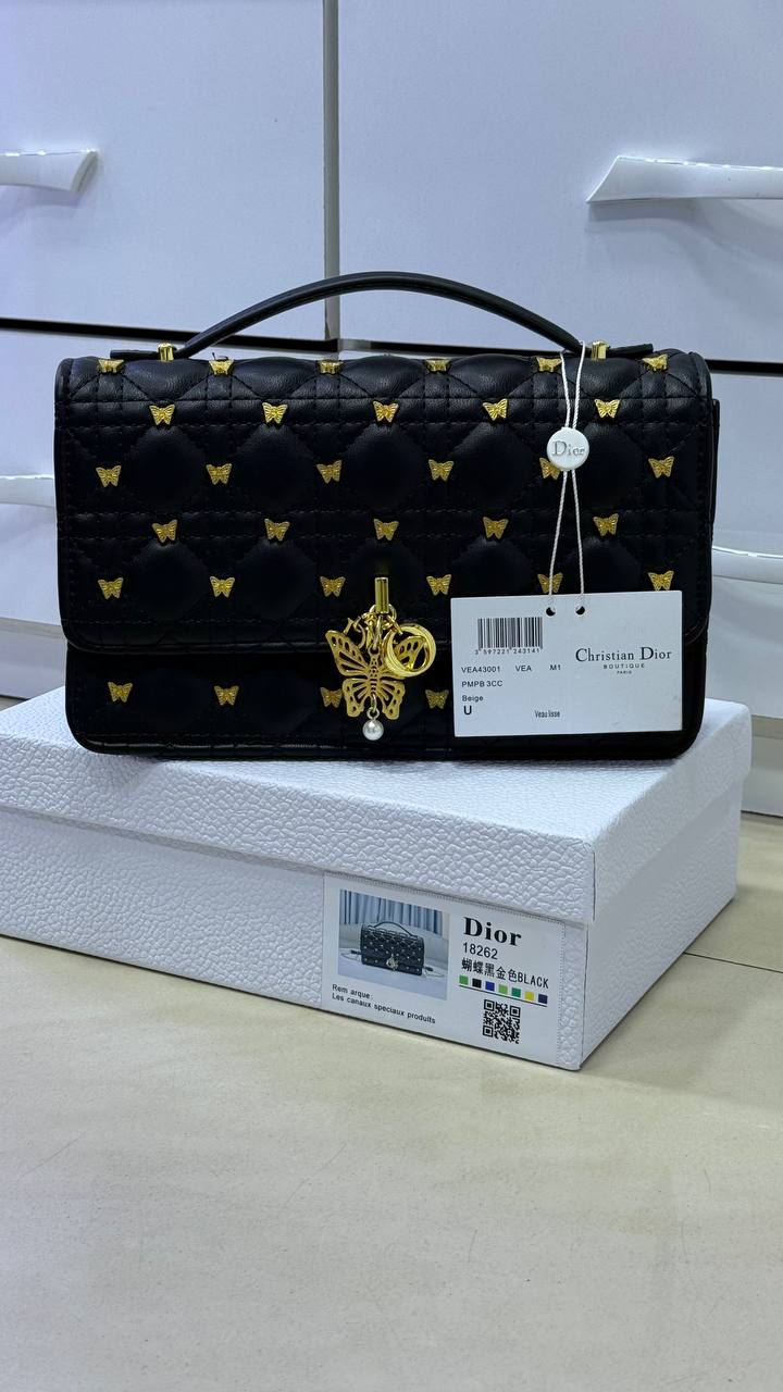 Mini sac My Diôr 
d'agneau Cannage noir et studs dorés Dior Cabinet de Curiosités